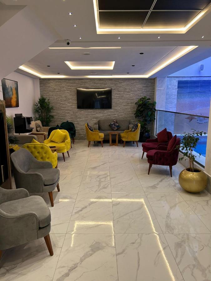 Twin Hotel *
