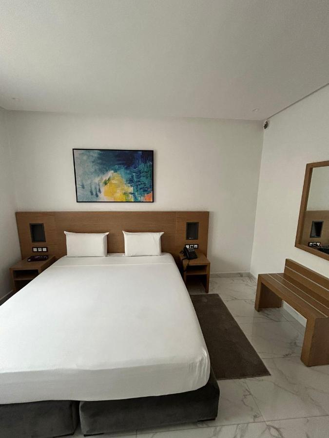 Twin Hotel *